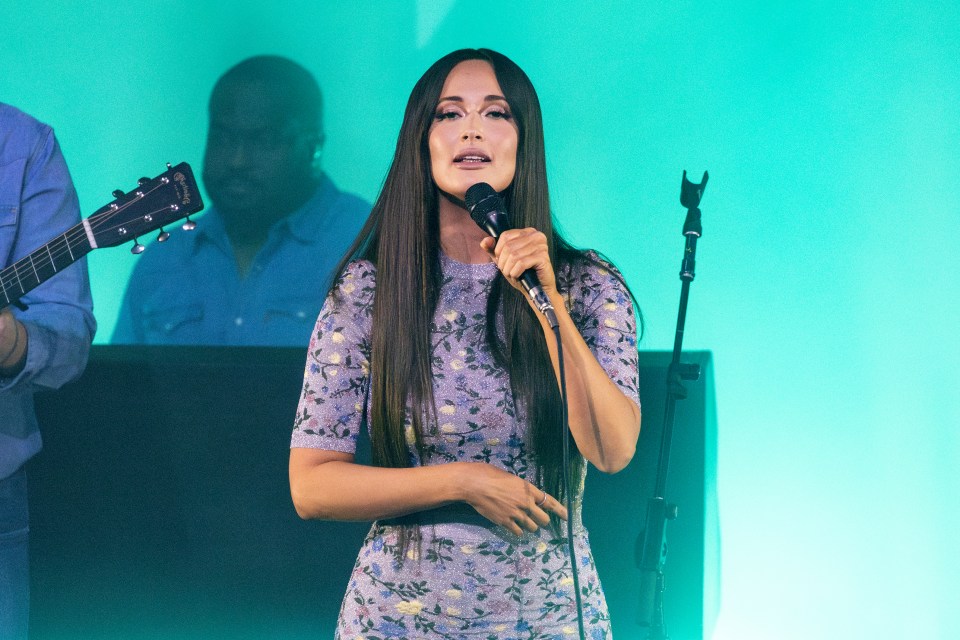 www.the-sun.com_entertainment_12171988_sabrina-carpenter-kacey-musgraves-duet-outside-lands-fest-2.jpg