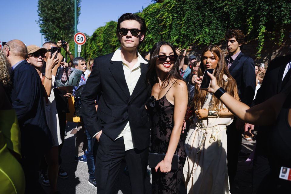 www.the-sun.com_entertainment_12332781_sabrina-carpenter-back-barry-keoghan-charts-5.jpg