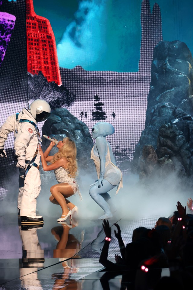 www.the-sun.com_entertainment_12442306_sabrina-carpenter-makes-out-with-alien-vmas-5.jpg