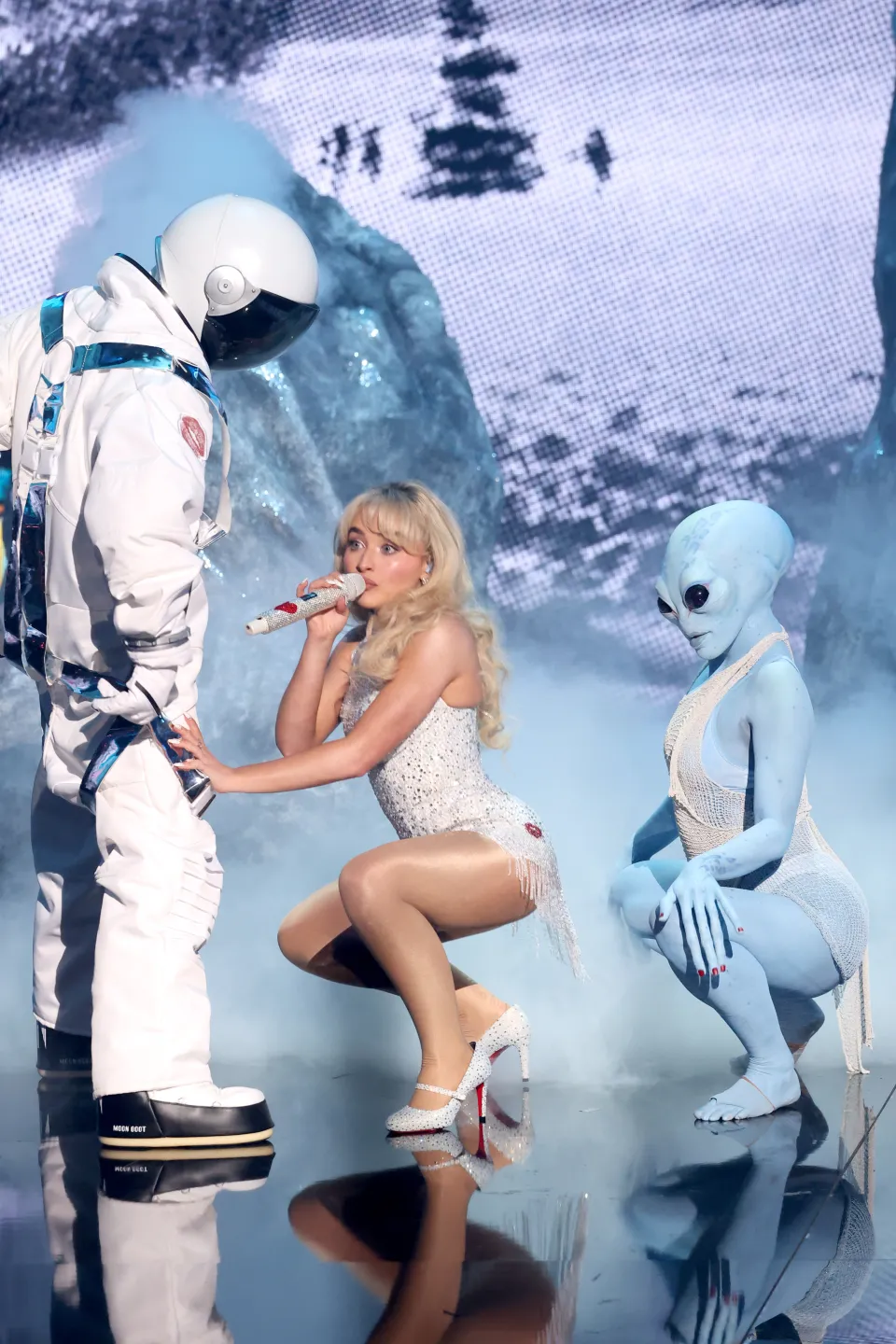 www.the-sun.com_entertainment_13374849_rihanna-fan-romp-boob-flash-nicki-minaj-sabrina-carpenter-1.jpg