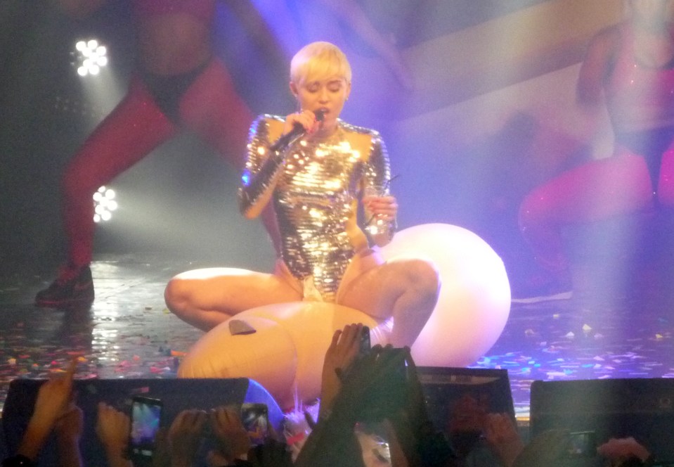www.the-sun.com_entertainment_13374849_rihanna-fan-romp-boob-flash-nicki-minaj-sabrina-carpenter-4.jpg