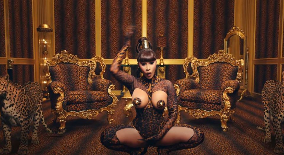 www.the-sun.com_entertainment_13374849_rihanna-fan-romp-boob-flash-nicki-minaj-sabrina-carpenter-6.jpg
