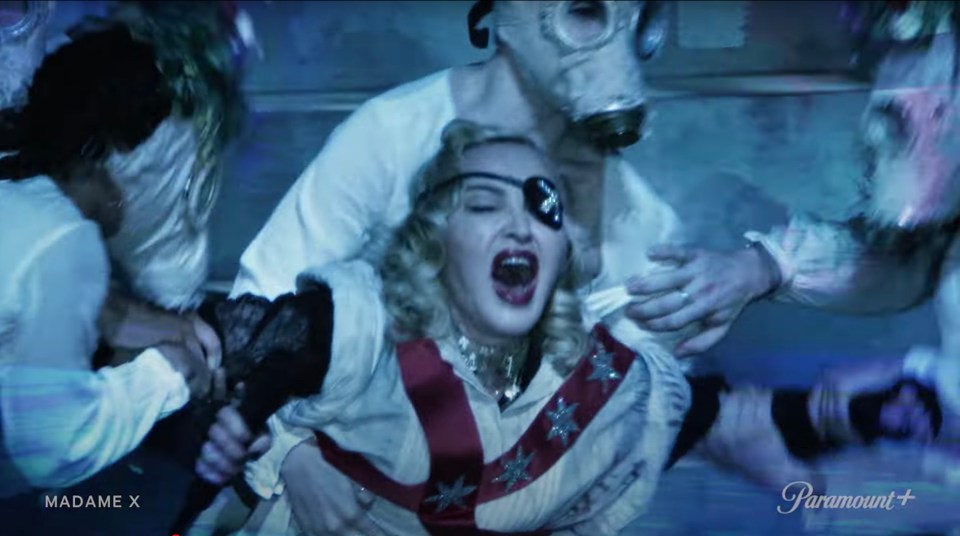 www.the-sun.com_entertainment_13374849_rihanna-fan-romp-boob-flash-nicki-minaj-sabrina-carpenter-7.jpg