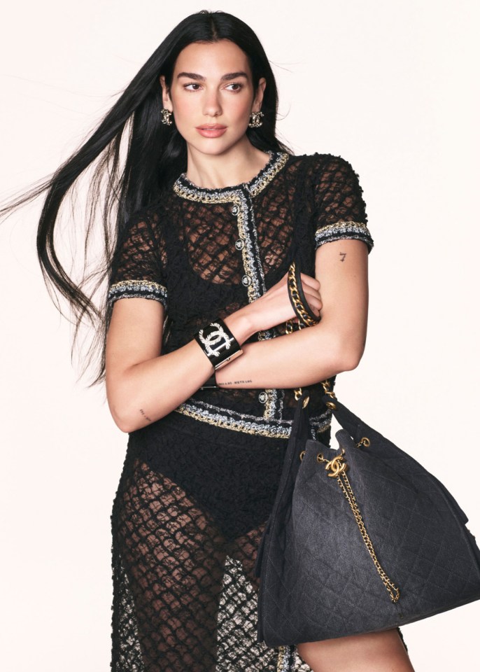 www.the-sun.com_entertainment_14138748_sabrina-carpenter-versace-4.jpg