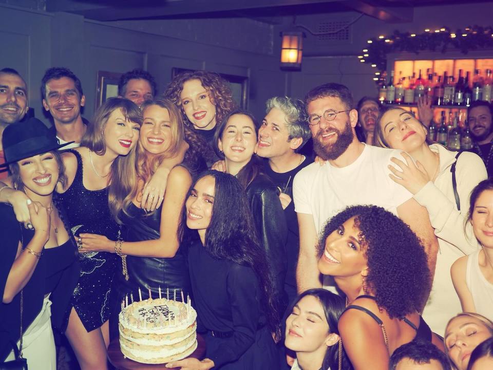 www.the-sun.com_lifestyle_12201886_taylor-swift-girl-gang-keeps-relevant-sabrina-carpenter-2.jpg